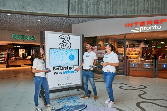 DREI lässt via Out of Home Konfetti regnen