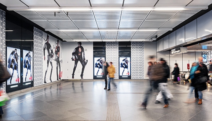 h m first mover with digital and analogue station branding at stephansplatz gewista