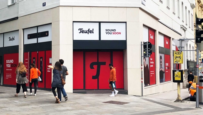 Shopbeklebung Teufel Store Fensterfront