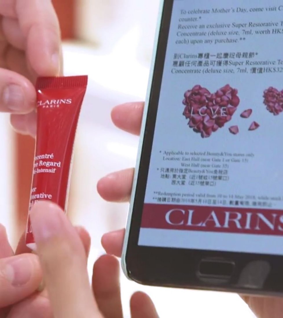 Clarins digital interactive totem at JCDecaux HKIA, 2018-07