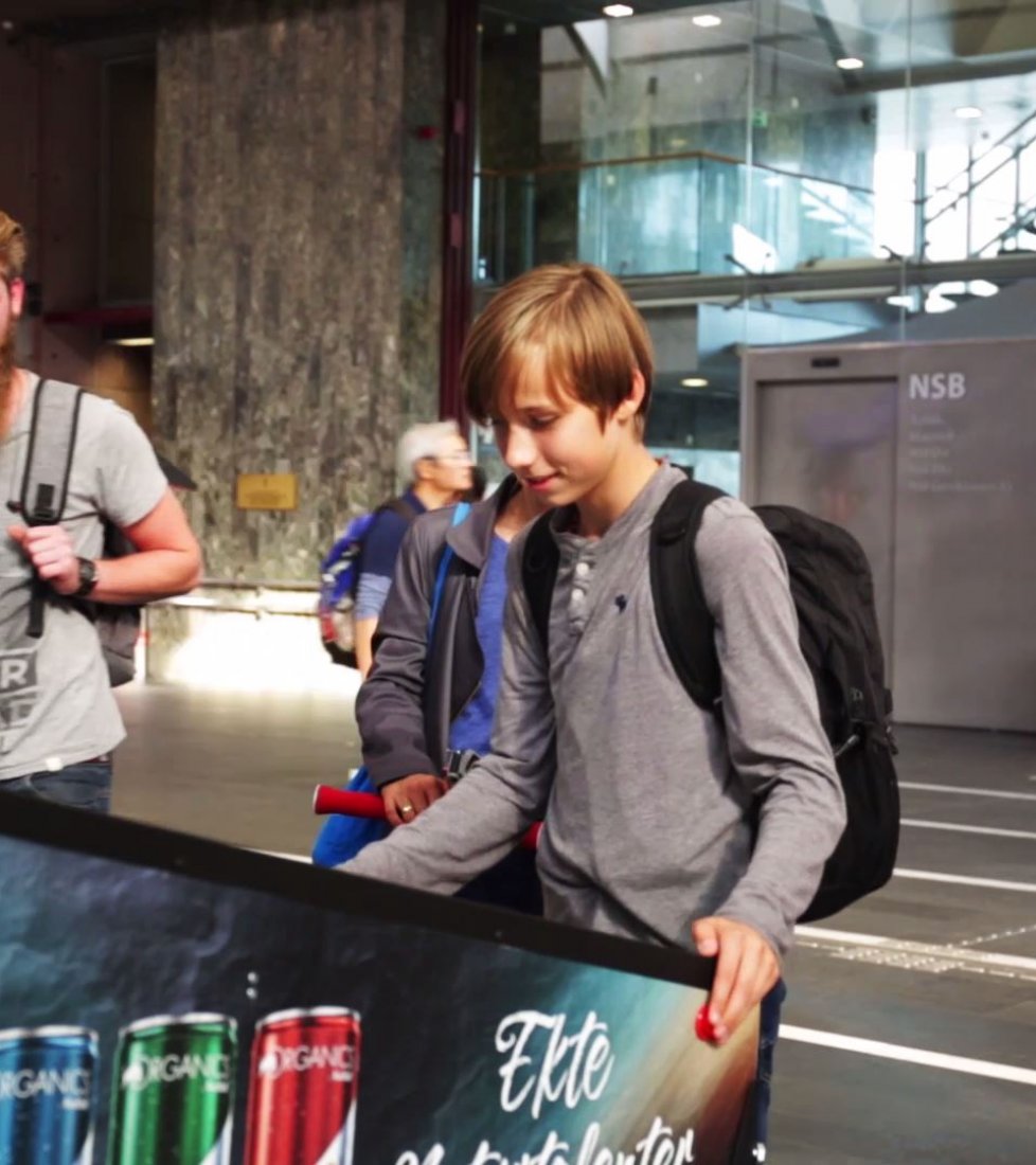 Red bull interactive special build game campaign at Oslo, 2018-08, JCDecaux Norway