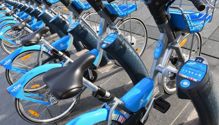 vel’OH!, the self-service e-bike system operated by JCDecaux in ...